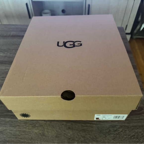 New with box Ugg Bailey Bow checkered, chestnut size 7. - Picture 4 of 11